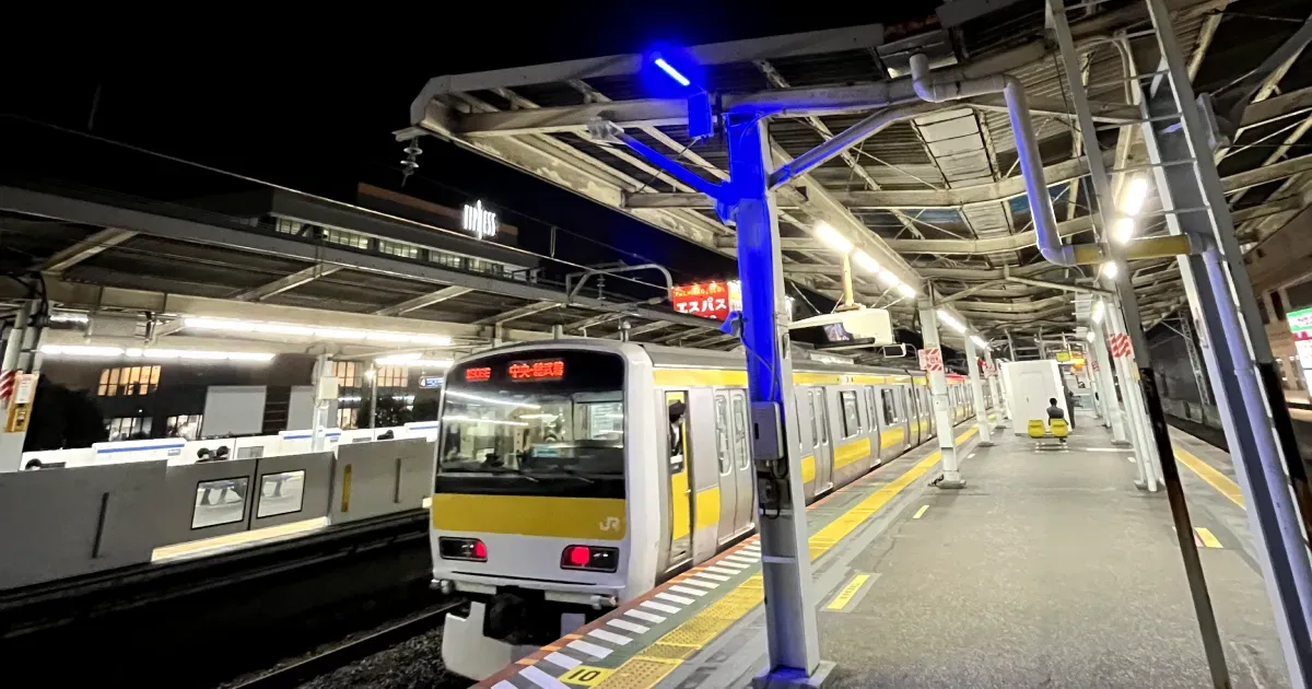 A blue light at the end of the platform in Shin Koiwa station
